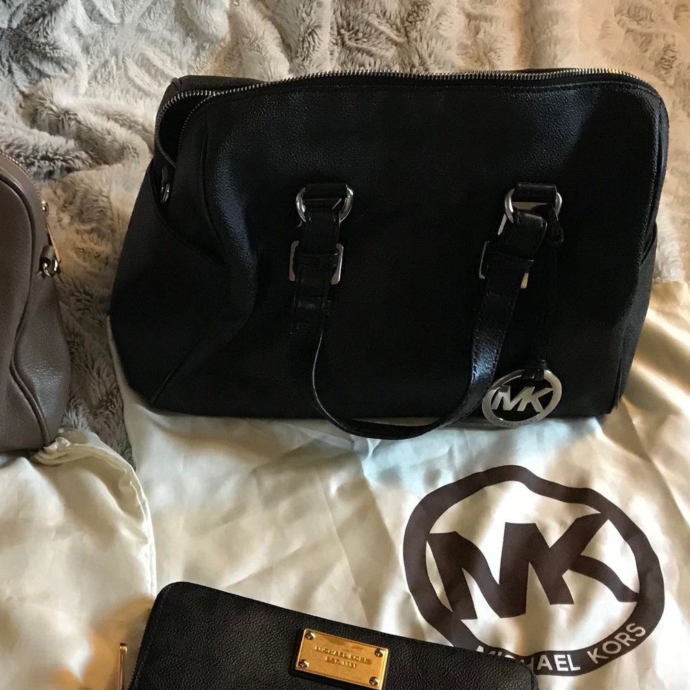 **SALE** Authentic Michael Kors large signature tote & wallet